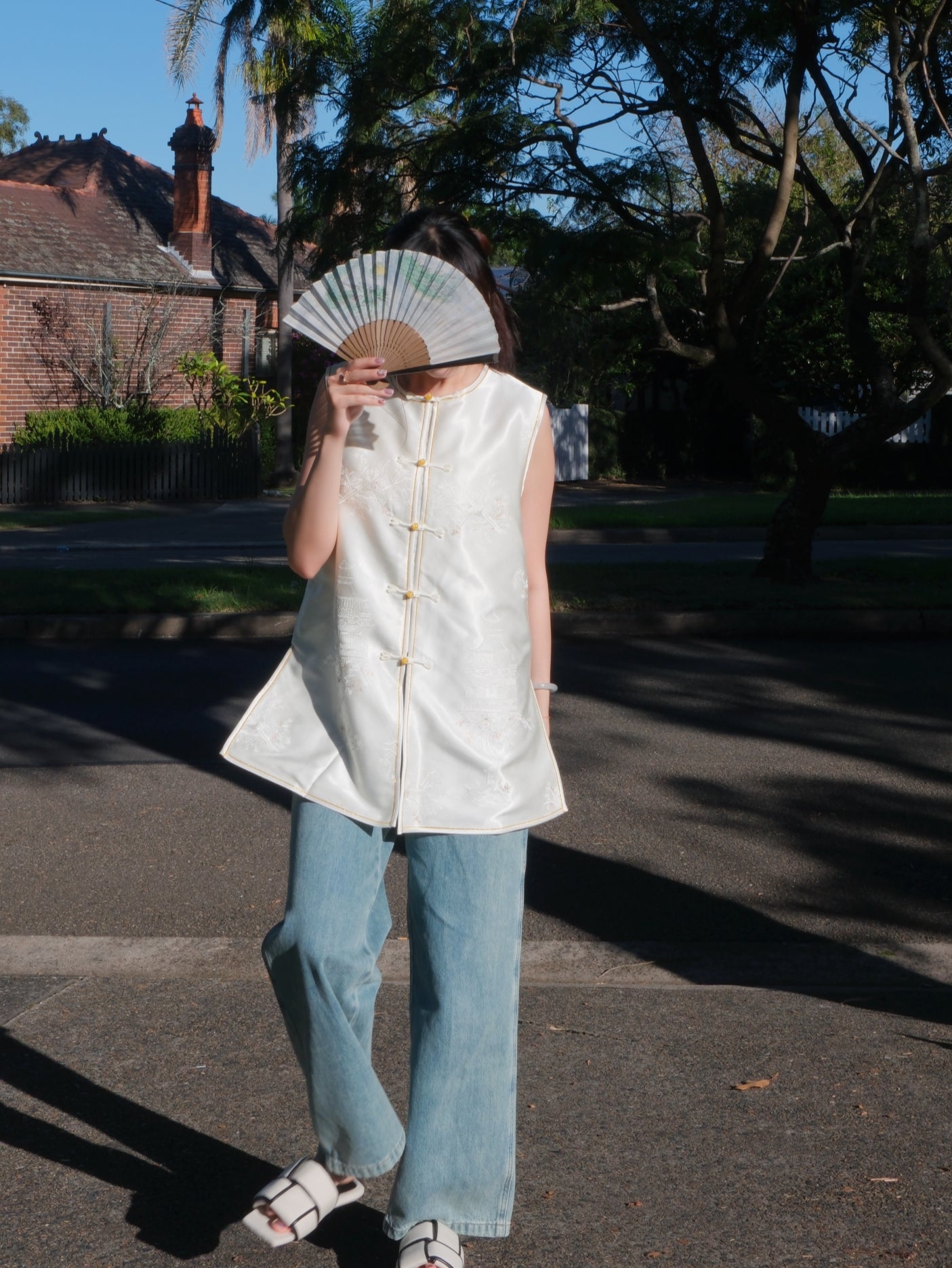 Chinese traditional satin-silk blend vest - detail