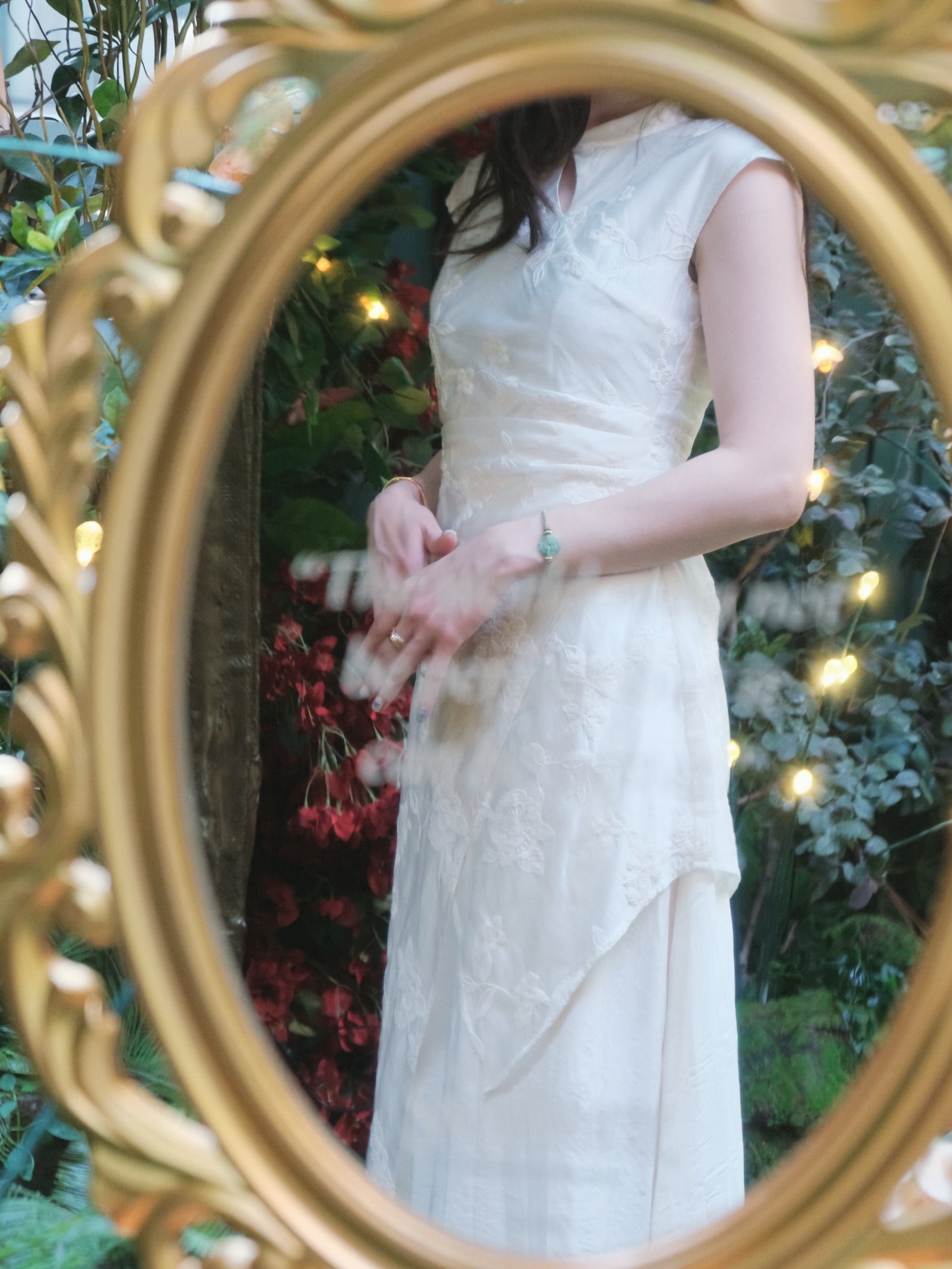 mandarin collar beige white dress detail